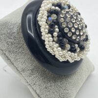 SPILLA VINTAGE ANNI ’40 IN BAKELITE NERA, PERLE E CRISTALLI – ELEGANZA SENZA TEMPO - immagine 8