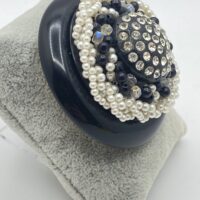 SPILLA VINTAGE ANNI ’40 IN BAKELITE NERA, PERLE E CRISTALLI – ELEGANZA SENZA TEMPO - immagine 5