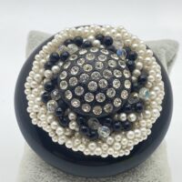 SPILLA VINTAGE ANNI ’40 IN BAKELITE NERA, PERLE E CRISTALLI – ELEGANZA SENZA TEMPO - immagine 4