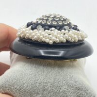 SPILLA VINTAGE ANNI ’40 IN BAKELITE NERA, PERLE E CRISTALLI – ELEGANZA SENZA TEMPO - immagine 3