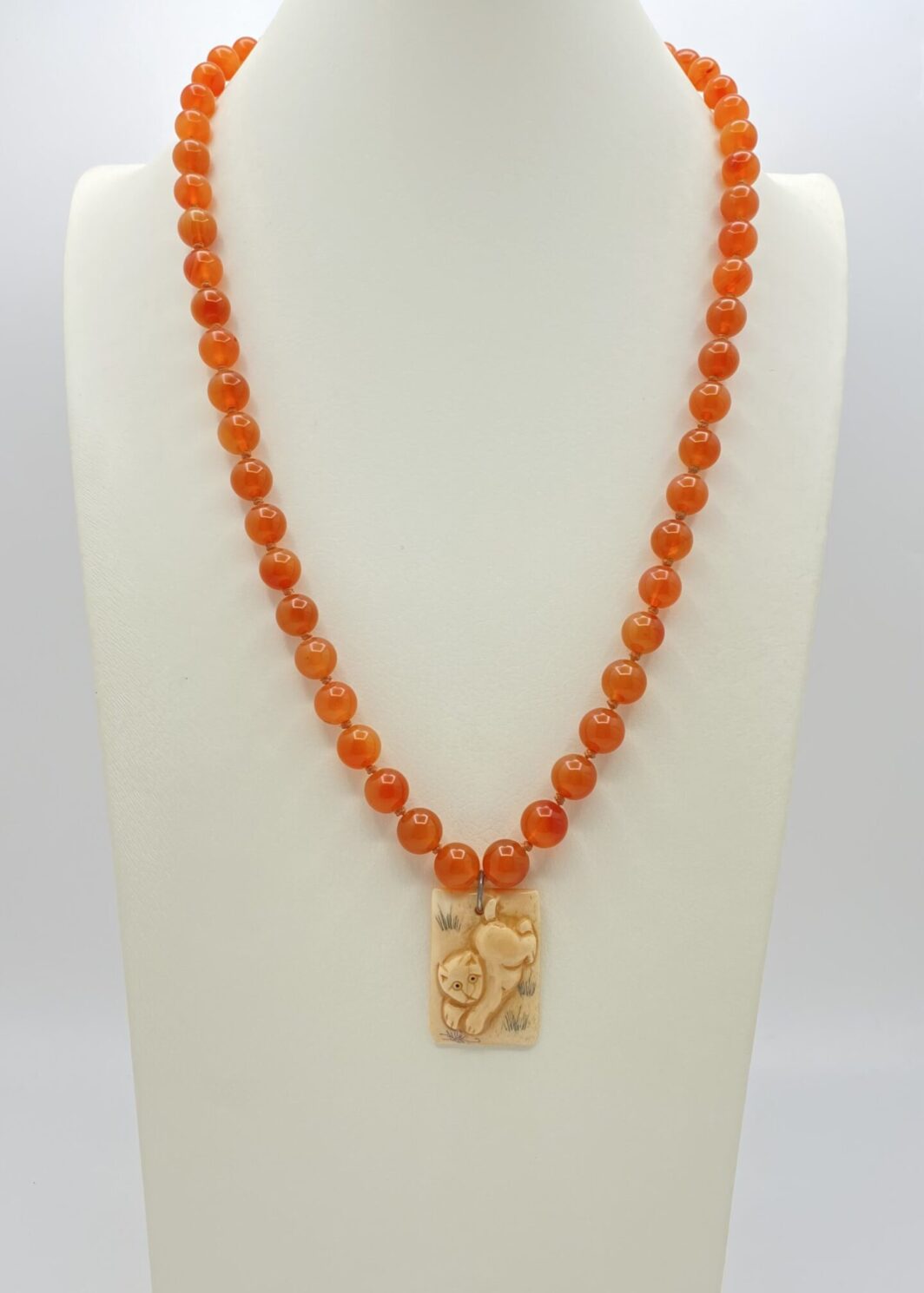 COLLANA ORIENTALE CON CORNIOLE E PENDENTE IN AVORIO SCOLPITO: UN CAPOLAVORO RARO DI FINE XIX-INIZIO XX SECOLO