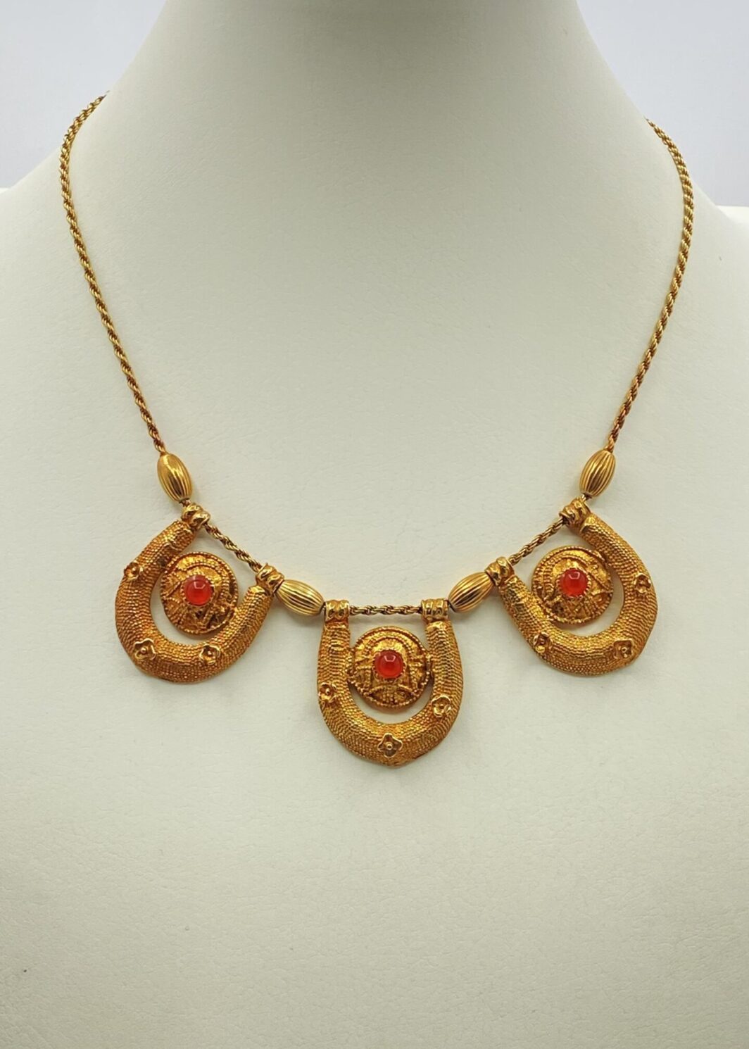 COLLIER VINTAGE ANNI ’80 IN ARGENTO (titolo 925) DORATO, STILE REVIVAL ETRUSCO, CON PENDENTI A FERRO DI CAVALLO E CORNIOLE