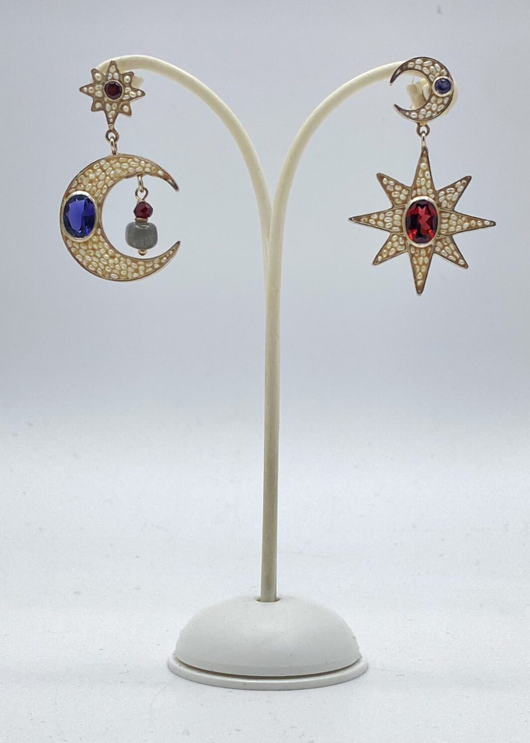 ASTRI ETERNI: LA MAGIA DEL CLOISONNÉ IN PERLE! SCUOLA “PERCOSSI PAPI” MAGNIFICO PAIO DI ORECCHINI IN ARGENTO, PERLE E PIETRE PREZIOSE, CON PERNI IN ORO 18 CT.