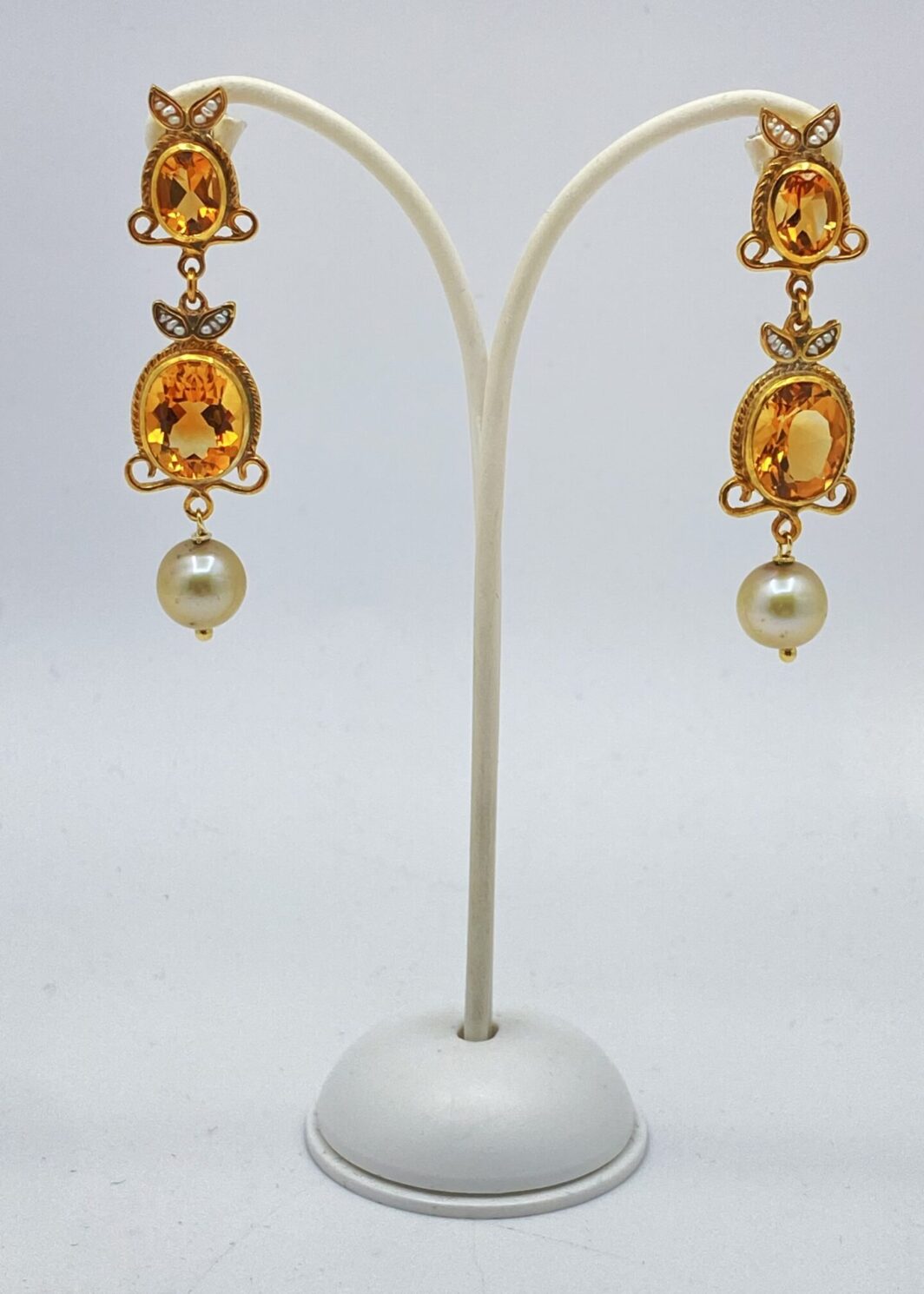 LUCE RINASCIMENTALE: ORECCHINI IN ARGENTO DORATO CON TOPAZI, PERLE E CLOISONNÉ DI MICROPERLE, CON PERNI IN ORO 18 CT.