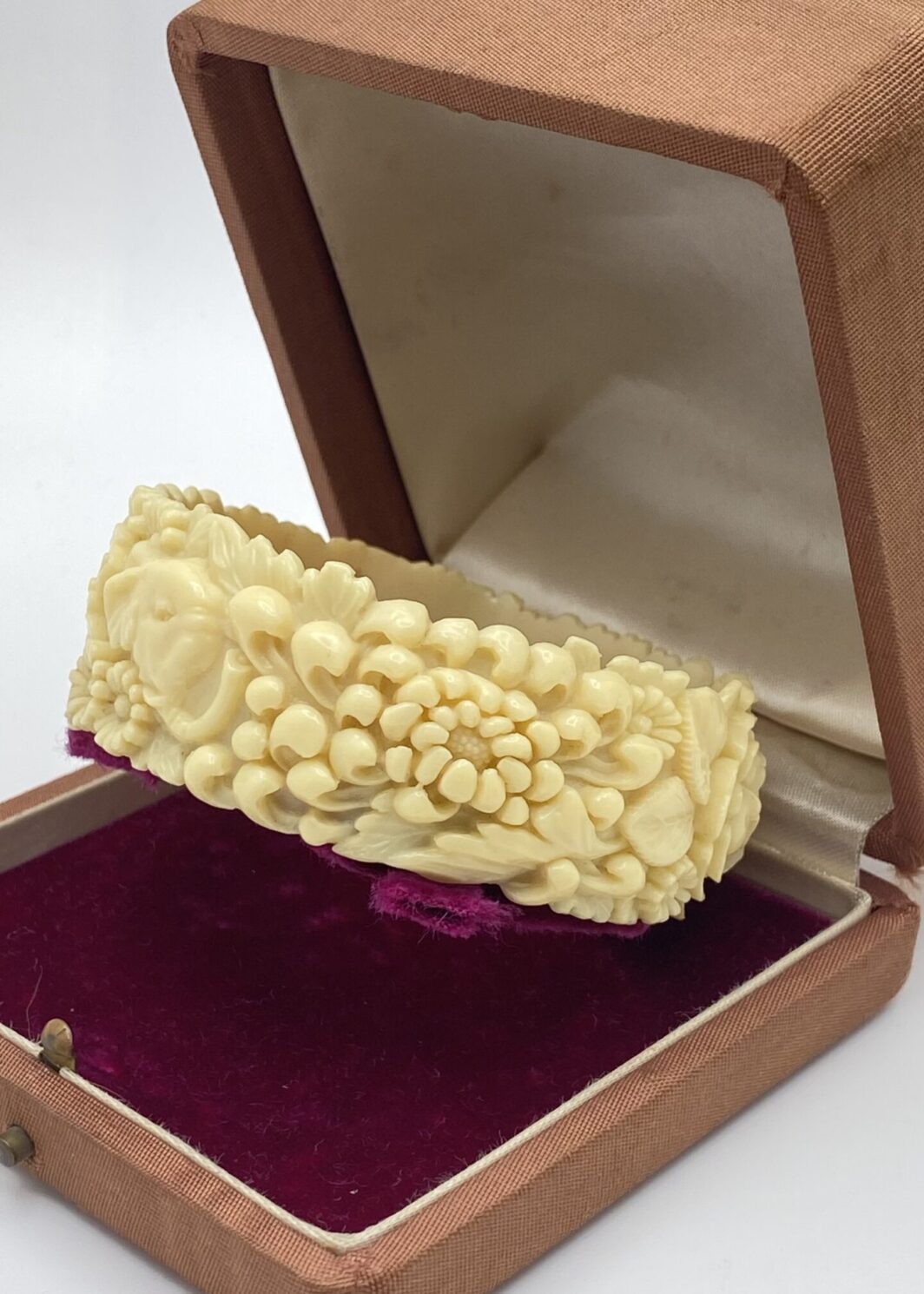 BRACCIALE VITTORIANO IN CELLULOIDE SCOLPITA A MOTIVI FLOREALI E ANIMALIER