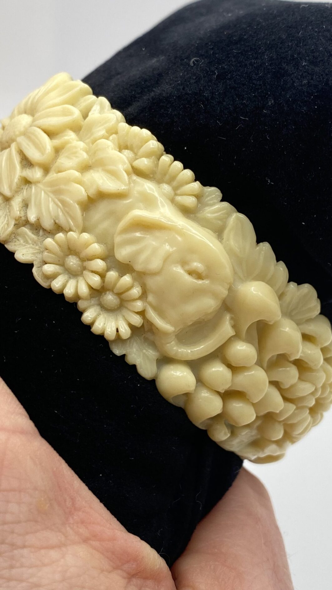 BRACCIALE VITTORIANO IN CELLULOIDE SCOLPITA A MOTIVI FLOREALI E ANIMALIER - immagine 13