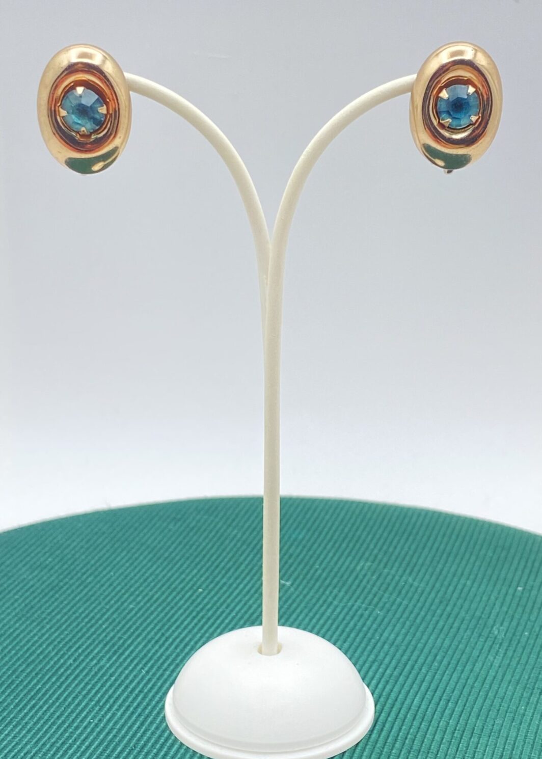 ELEGANTE PAIO DI ORECCHINI “CORO”, NON FIRMATI, IN METALLO GOLDTONE, CON CRISTALLI COLOR ACQUAMARINA. BIGIOTTERIA AMERICANA ANNI ‘40.