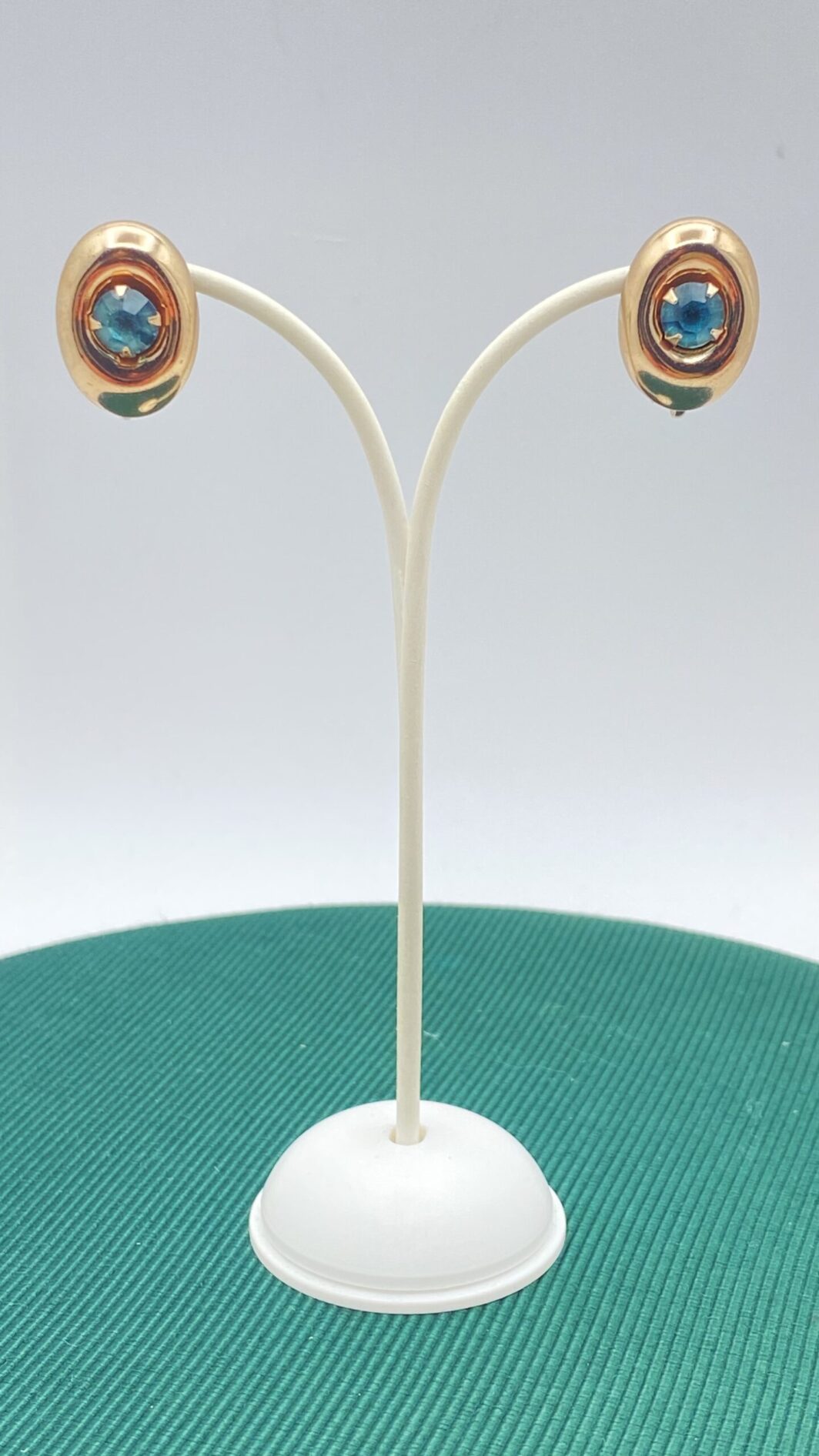 ELEGANTE PAIO DI ORECCHINI “CORO”, NON FIRMATI, IN METALLO GOLDTONE, CON CRISTALLI COLOR ACQUAMARINA. BIGIOTTERIA AMERICANA ANNI ‘40.