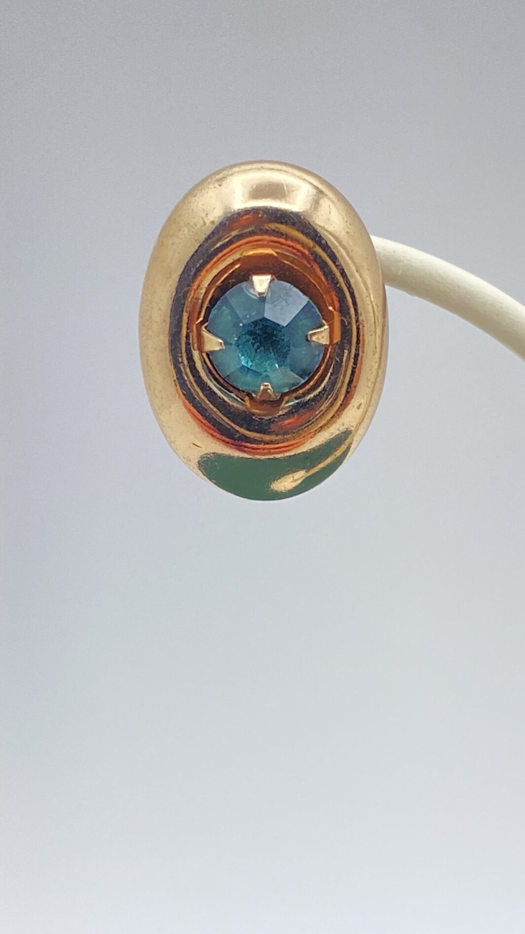 ELEGANTE PAIO DI ORECCHINI “CORO”, NON FIRMATI, IN METALLO GOLDTONE, CON CRISTALLI COLOR ACQUAMARINA. BIGIOTTERIA AMERICANA ANNI ‘40. - immagine 4
