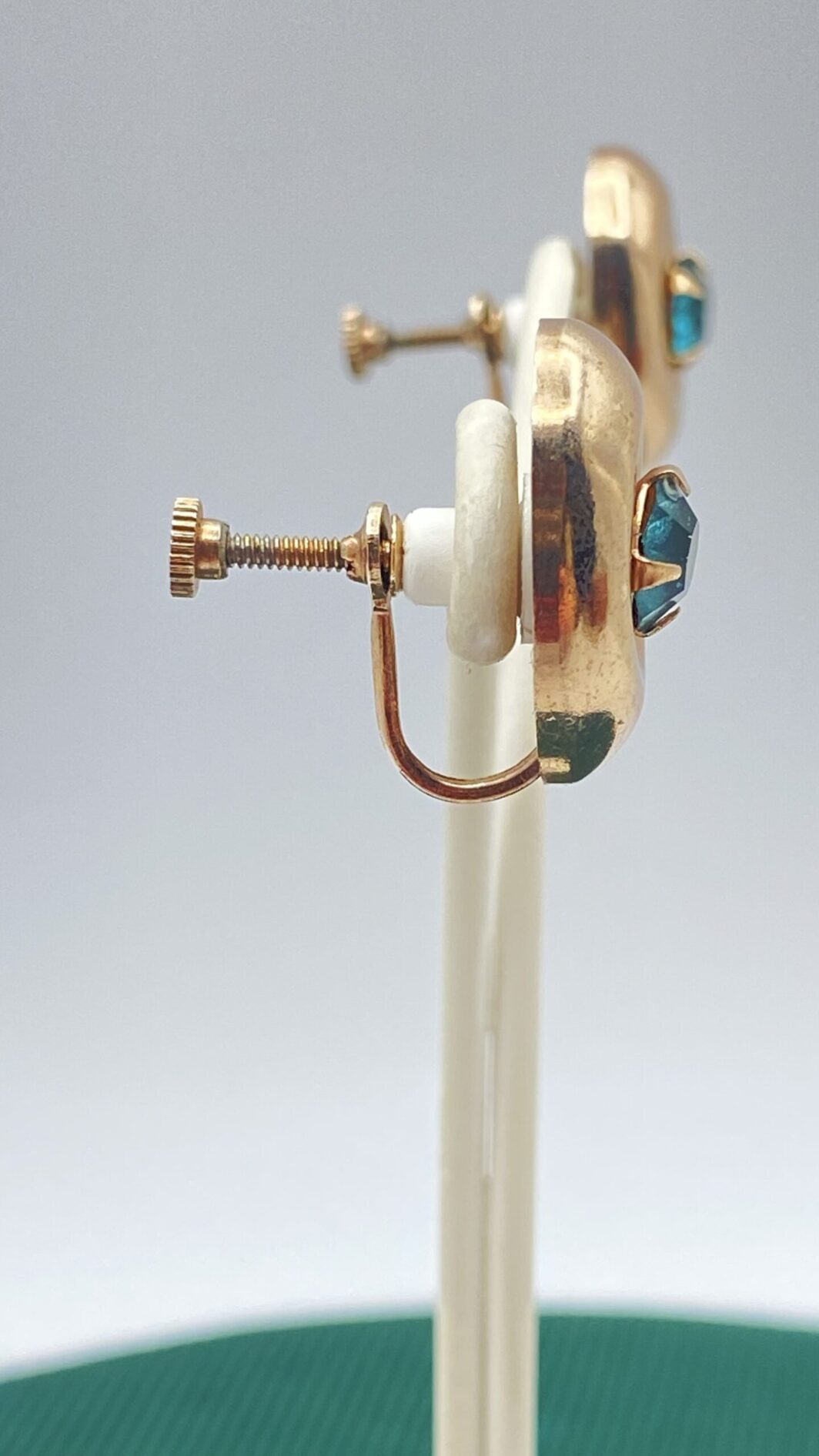 ELEGANTE PAIO DI ORECCHINI “CORO”, NON FIRMATI, IN METALLO GOLDTONE, CON CRISTALLI COLOR ACQUAMARINA. BIGIOTTERIA AMERICANA ANNI ‘40. - immagine 5