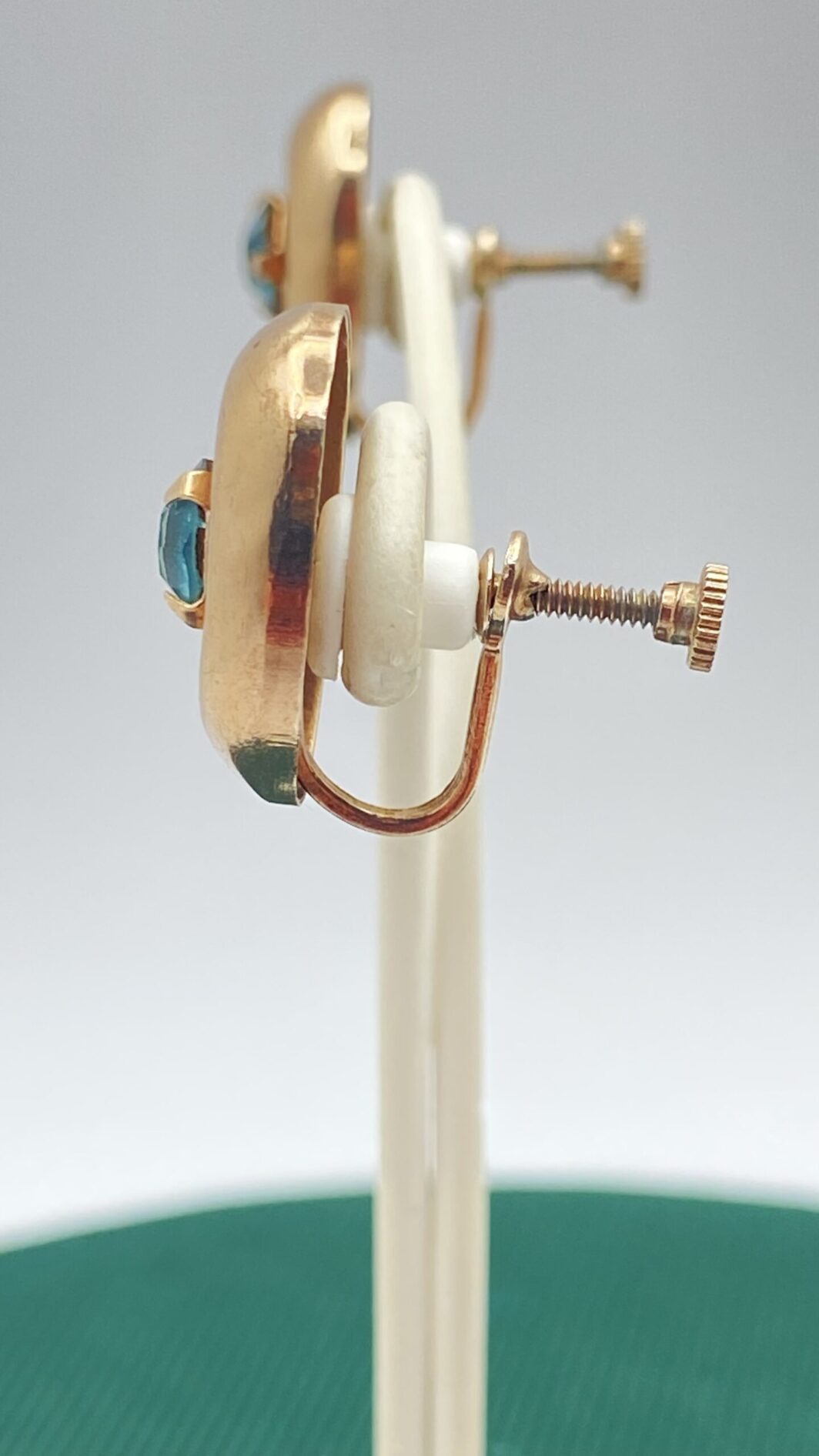 ELEGANTE PAIO DI ORECCHINI “CORO”, NON FIRMATI, IN METALLO GOLDTONE, CON CRISTALLI COLOR ACQUAMARINA. BIGIOTTERIA AMERICANA ANNI ‘40. - immagine 6