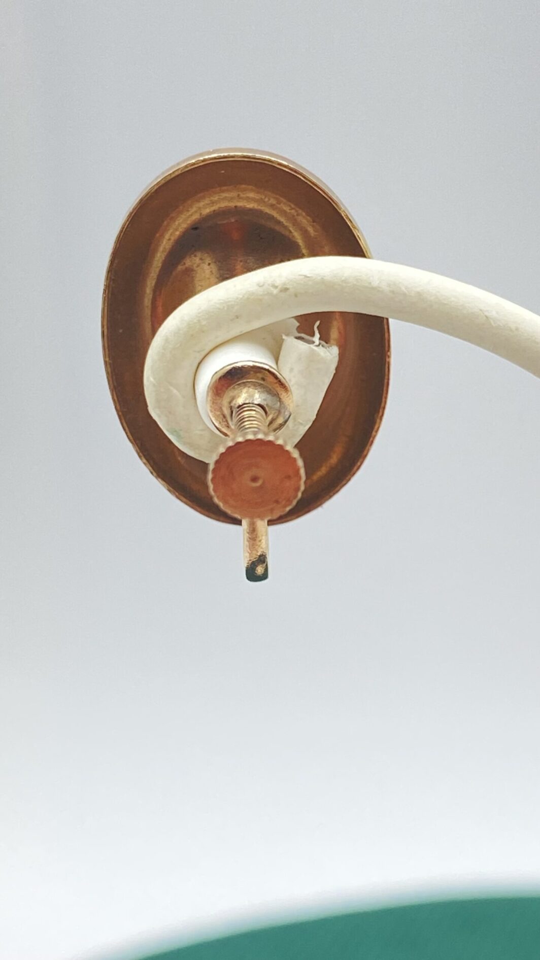 ELEGANTE PAIO DI ORECCHINI “CORO”, NON FIRMATI, IN METALLO GOLDTONE, CON CRISTALLI COLOR ACQUAMARINA. BIGIOTTERIA AMERICANA ANNI ‘40. - immagine 7