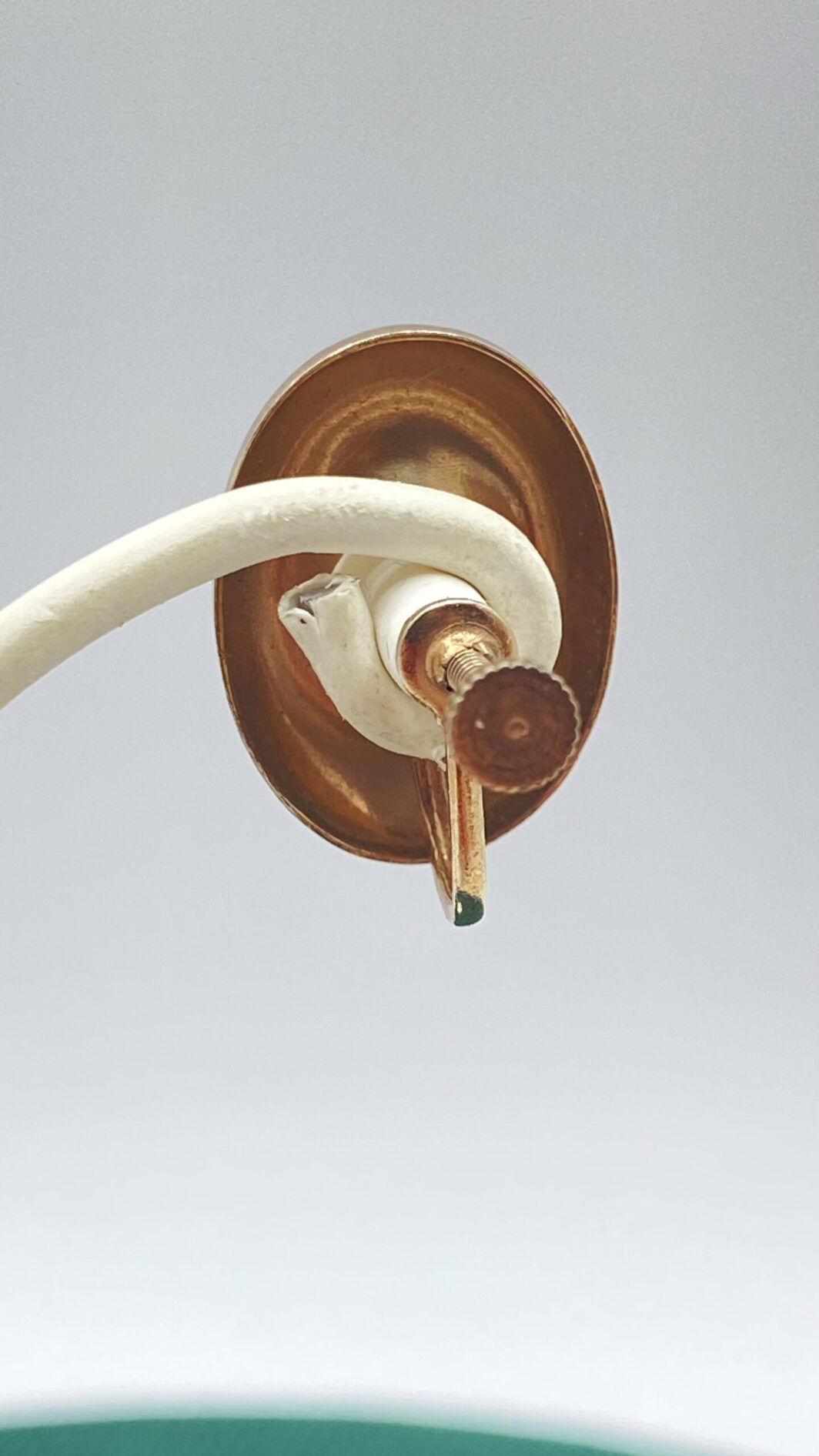 ELEGANTE PAIO DI ORECCHINI “CORO”, NON FIRMATI, IN METALLO GOLDTONE, CON CRISTALLI COLOR ACQUAMARINA. BIGIOTTERIA AMERICANA ANNI ‘40. - immagine 8