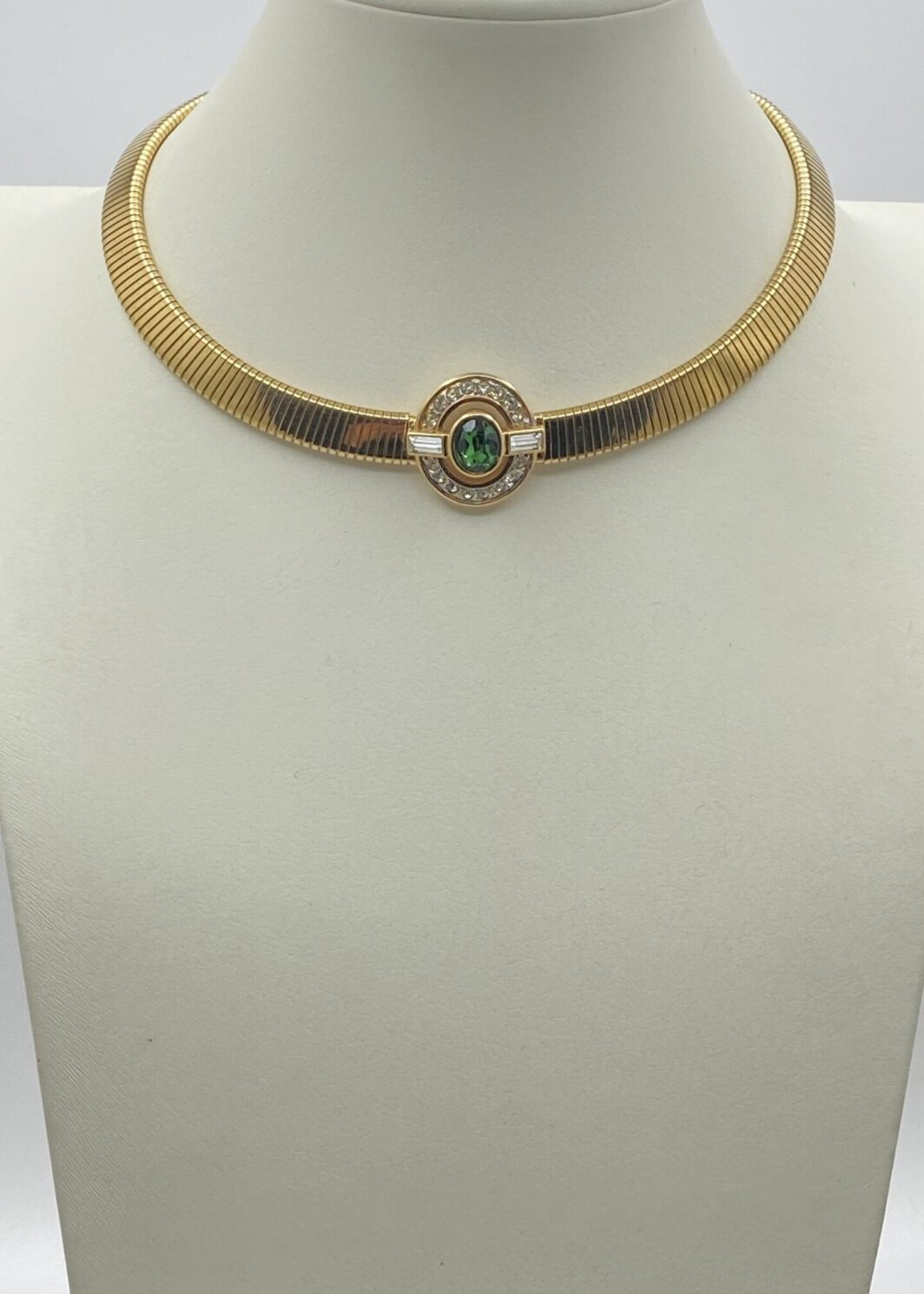 “D’ORLAN”. COLLIER TUBOGAS IN METALLO GOLDTONE, CON CENTRALE CON CRISTALLI DIAMOND-LIKE E VERDE SMERALDO. BIGIOTTERIA AMERICANA VINTAGE ANNI ‘60.