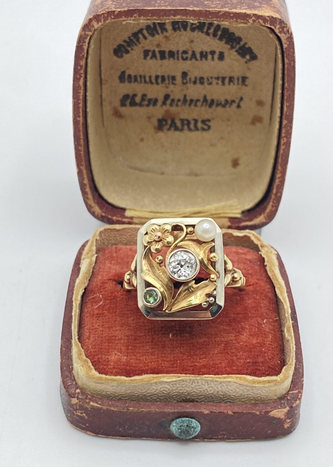 ANELLO LIBERTY INCANTATO: DIAMANTE, PERLA E SMERALDO IN UN CAPOLAVORO FLOREALE, IN ORO 12 CT.
