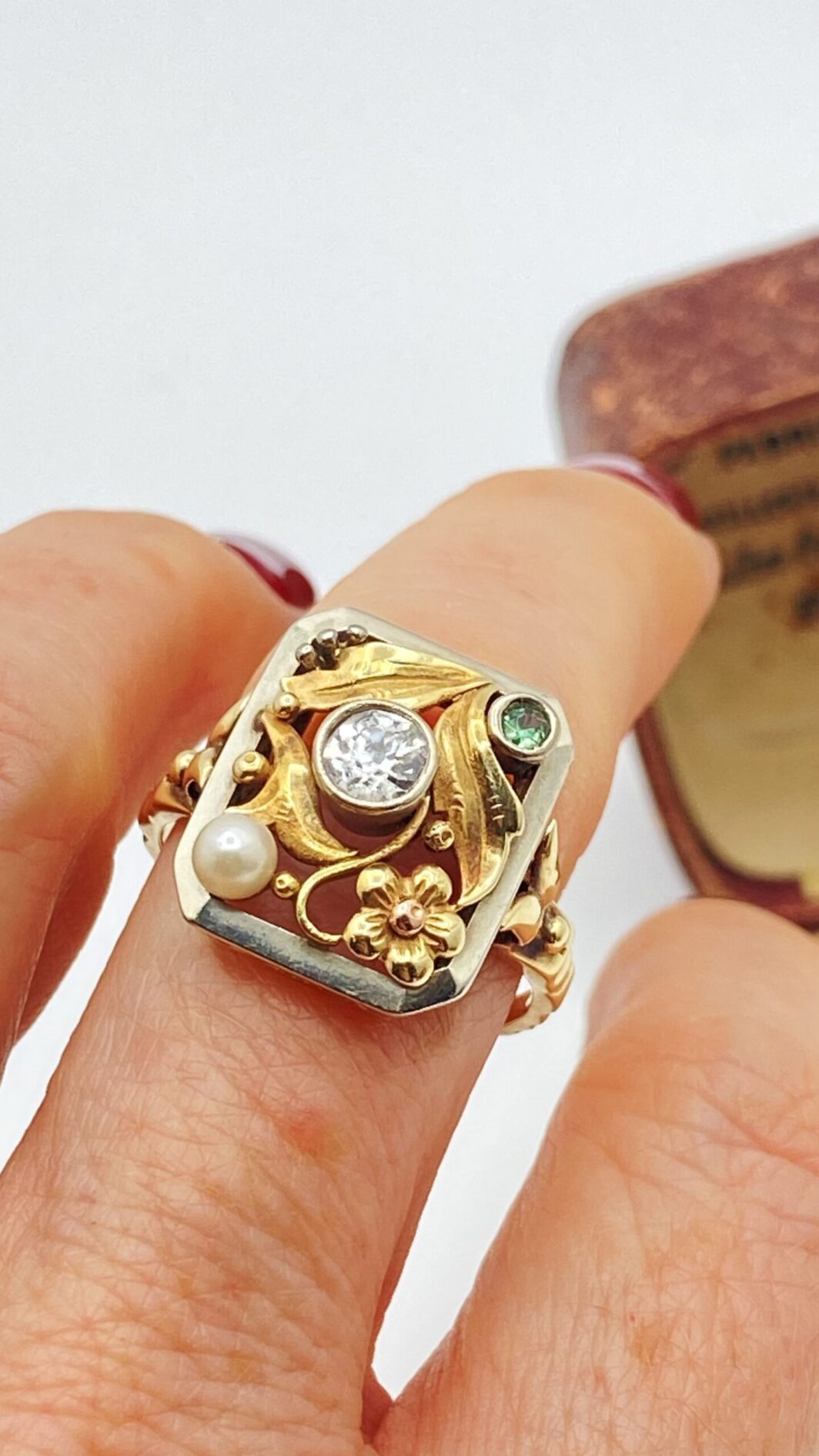 ANELLO LIBERTY INCANTATO: DIAMANTE, PERLA E SMERALDO IN UN CAPOLAVORO FLOREALE, IN ORO 12 CT. - immagine 14