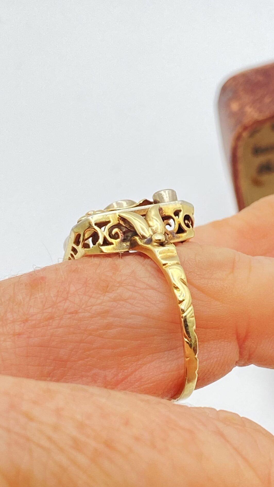 ANELLO LIBERTY INCANTATO: DIAMANTE, PERLA E SMERALDO IN UN CAPOLAVORO FLOREALE, IN ORO 12 CT. - immagine 13