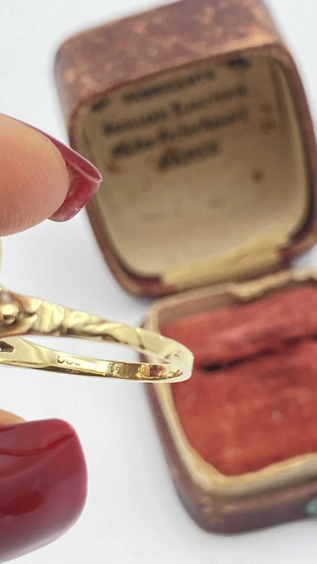ANELLO LIBERTY INCANTATO: DIAMANTE, PERLA E SMERALDO IN UN CAPOLAVORO FLOREALE, IN ORO 12 CT. - immagine 11