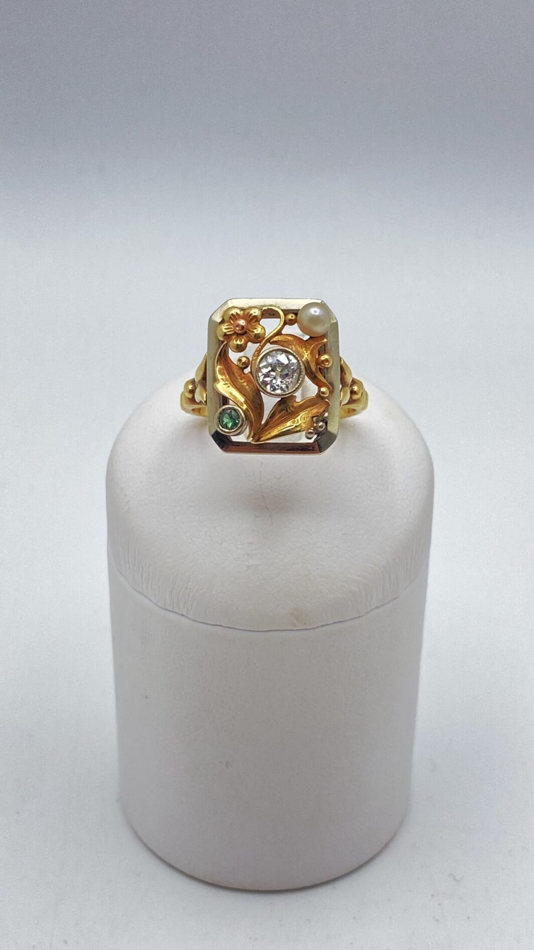 ANELLO LIBERTY INCANTATO: DIAMANTE, PERLA E SMERALDO IN UN CAPOLAVORO FLOREALE, IN ORO 12 CT. - immagine 5