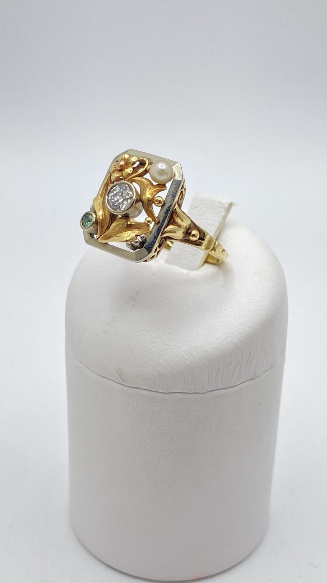 ANELLO LIBERTY INCANTATO: DIAMANTE, PERLA E SMERALDO IN UN CAPOLAVORO FLOREALE, IN ORO 12 CT. - immagine 6