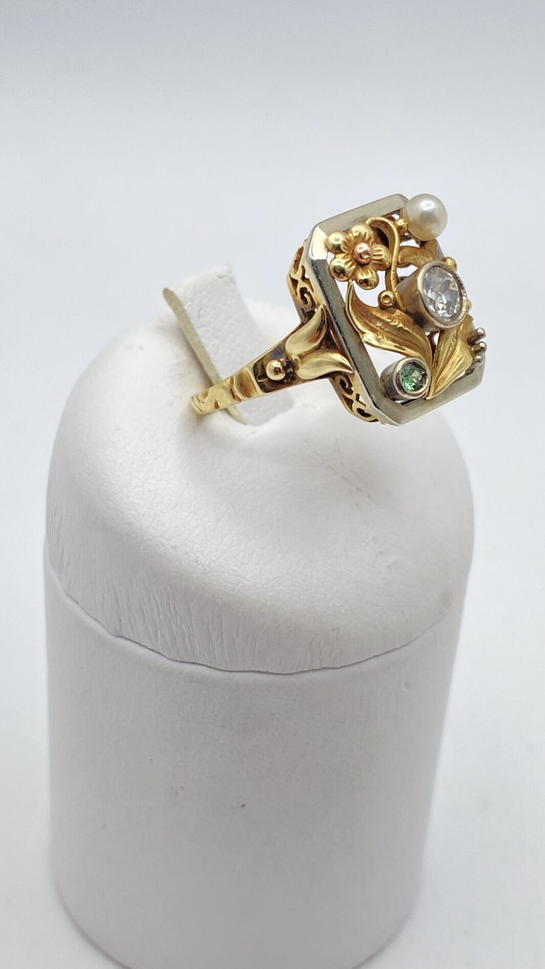 ANELLO LIBERTY INCANTATO: DIAMANTE, PERLA E SMERALDO IN UN CAPOLAVORO FLOREALE, IN ORO 12 CT. - immagine 7