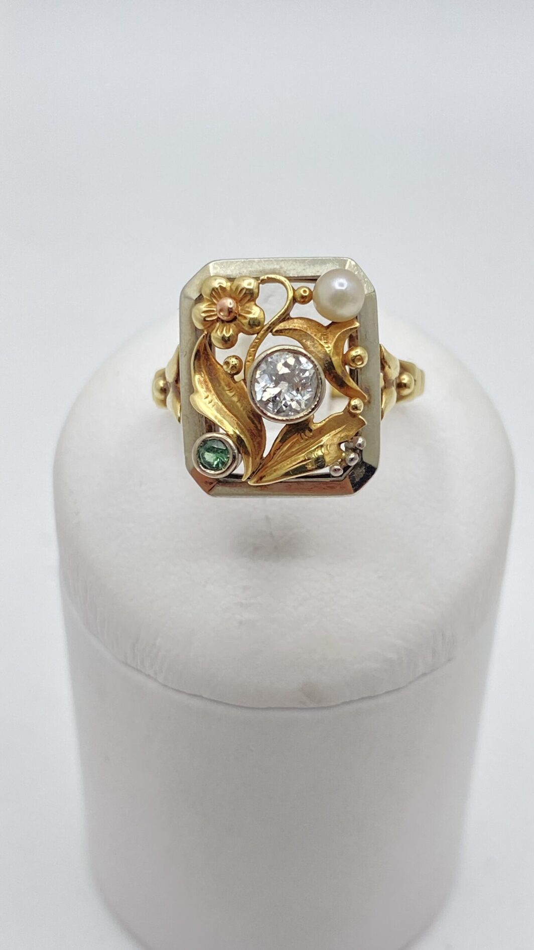 ANELLO LIBERTY INCANTATO: DIAMANTE, PERLA E SMERALDO IN UN CAPOLAVORO FLOREALE, IN ORO 12 CT. - immagine 8