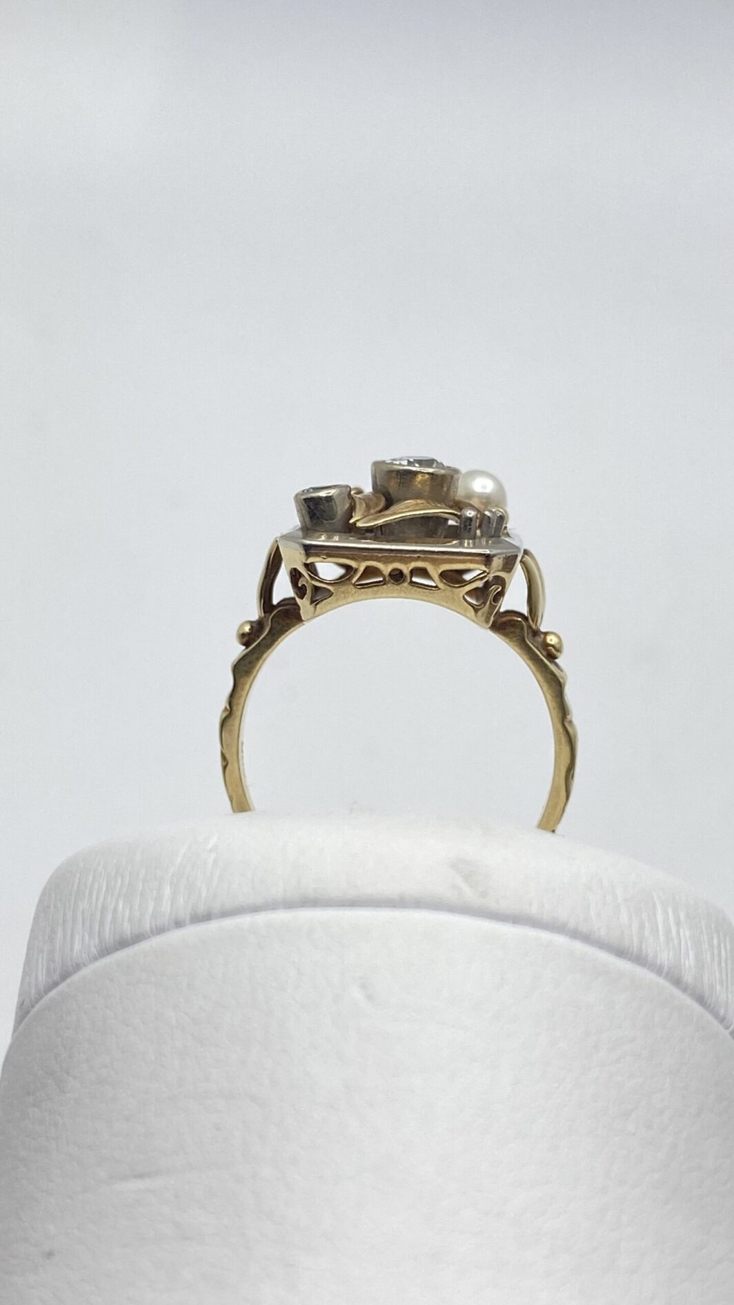 ANELLO LIBERTY INCANTATO: DIAMANTE, PERLA E SMERALDO IN UN CAPOLAVORO FLOREALE, IN ORO 12 CT. - immagine 4