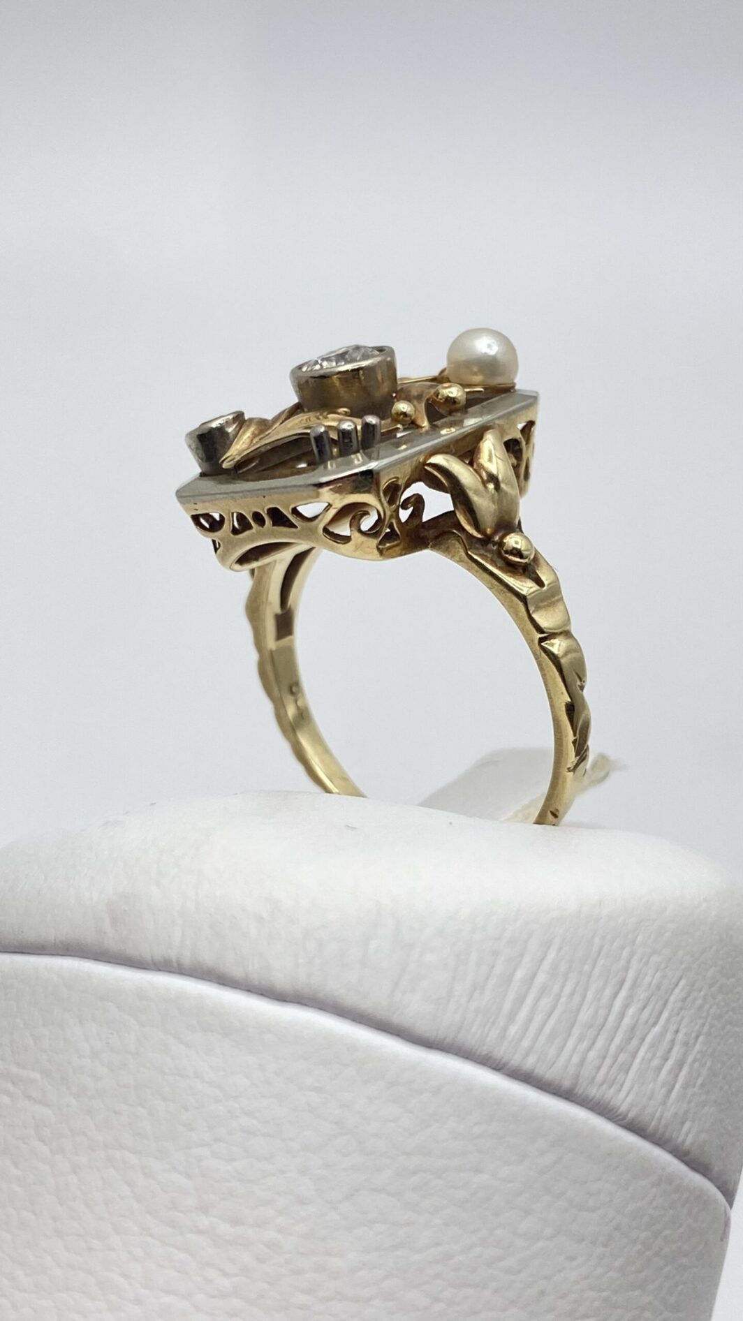 ANELLO LIBERTY INCANTATO: DIAMANTE, PERLA E SMERALDO IN UN CAPOLAVORO FLOREALE, IN ORO 12 CT. - immagine 3