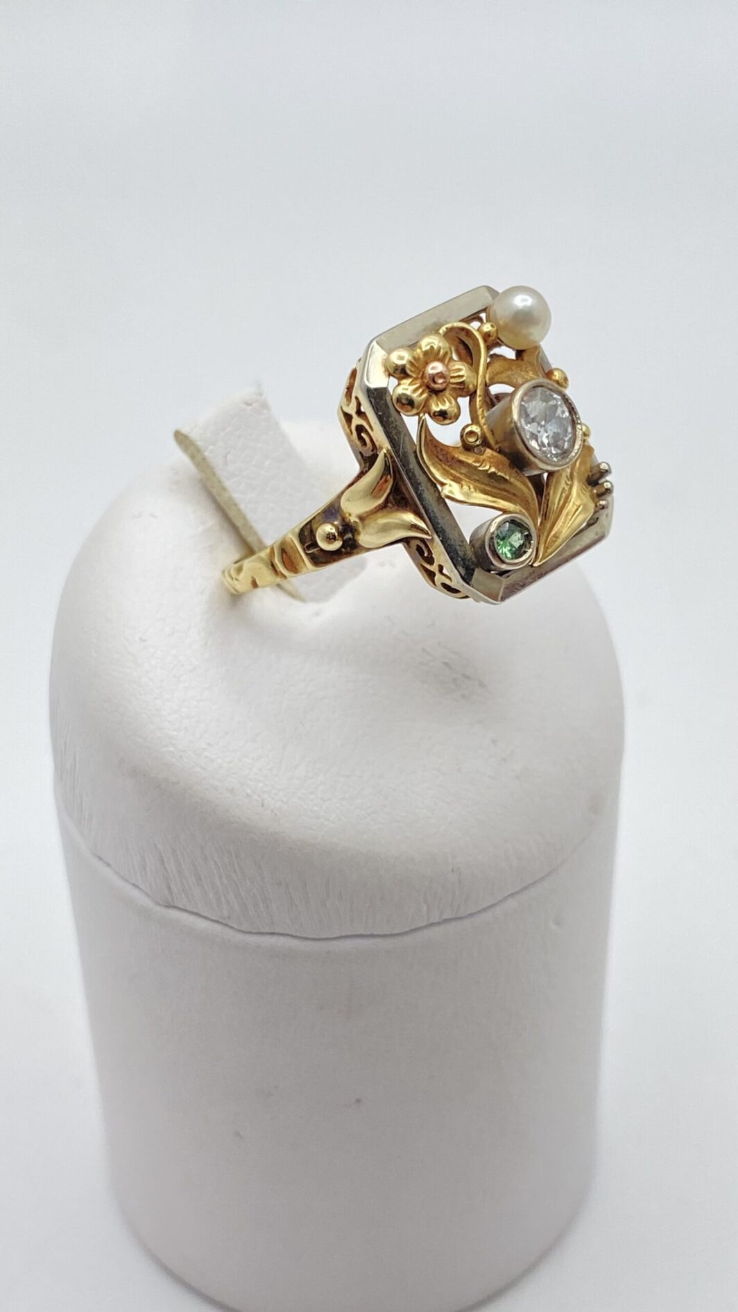 ANELLO LIBERTY INCANTATO: DIAMANTE, PERLA E SMERALDO IN UN CAPOLAVORO FLOREALE, IN ORO 12 CT. - immagine 2