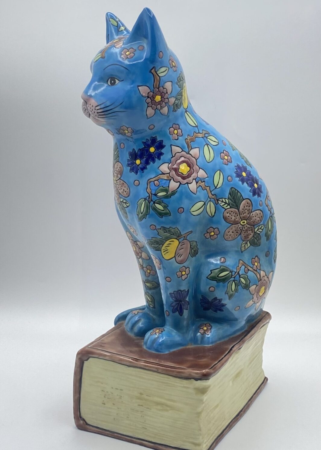 GATTO IN PORCELLANA SMALTATA ART DÉCO ANNI ’20, FRANCIA: ELEGANZA E RAFFINATEZZA SENZA TEMPO