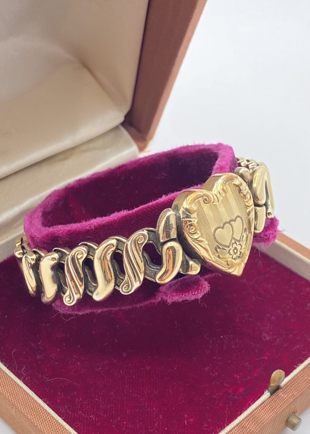 SWEETHEART BRACELET: FIRMATO PHOENIX SPEIDEL, IN PINCHBECK, IL BRACCIALE DELL’AMORE ETERNO DEI PRIMI ‘900, TRA STORIA E ROMANTICISMO.