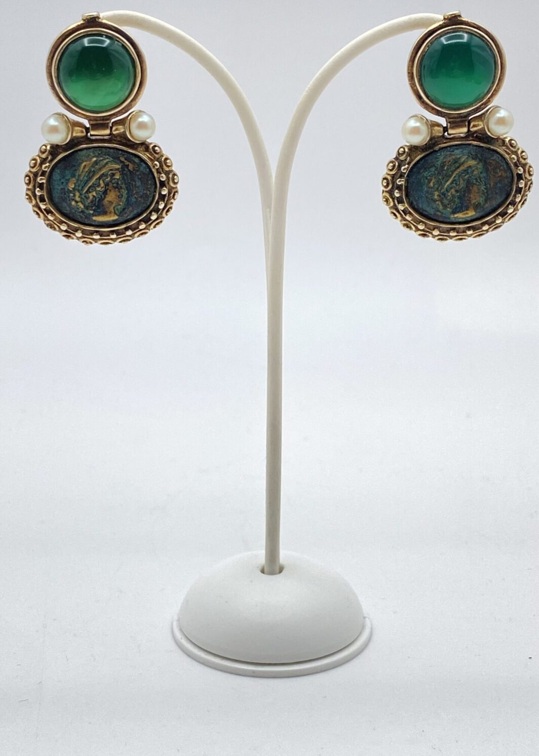 PAIO DI ORECCHINI IN METALLO GOLD TONE CON RIPRODUZIONI DI MONETE ROMANE, FIRMATI “LM”. BIGIOTTERIA ITALIANA ANNI ’80.