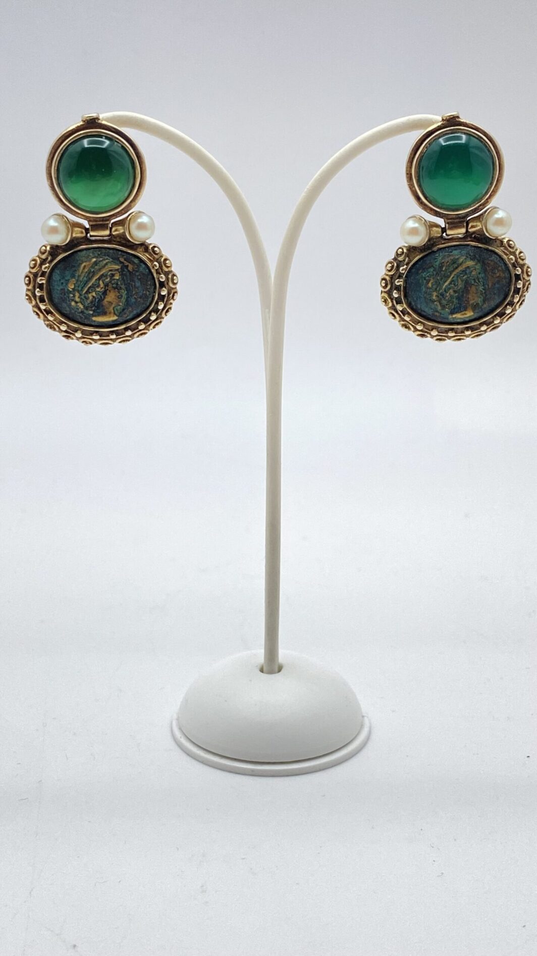 PAIO DI ORECCHINI IN METALLO GOLD TONE CON RIPRODUZIONI DI MONETE ROMANE, FIRMATI “LM”. BIGIOTTERIA ITALIANA ANNI ’80.