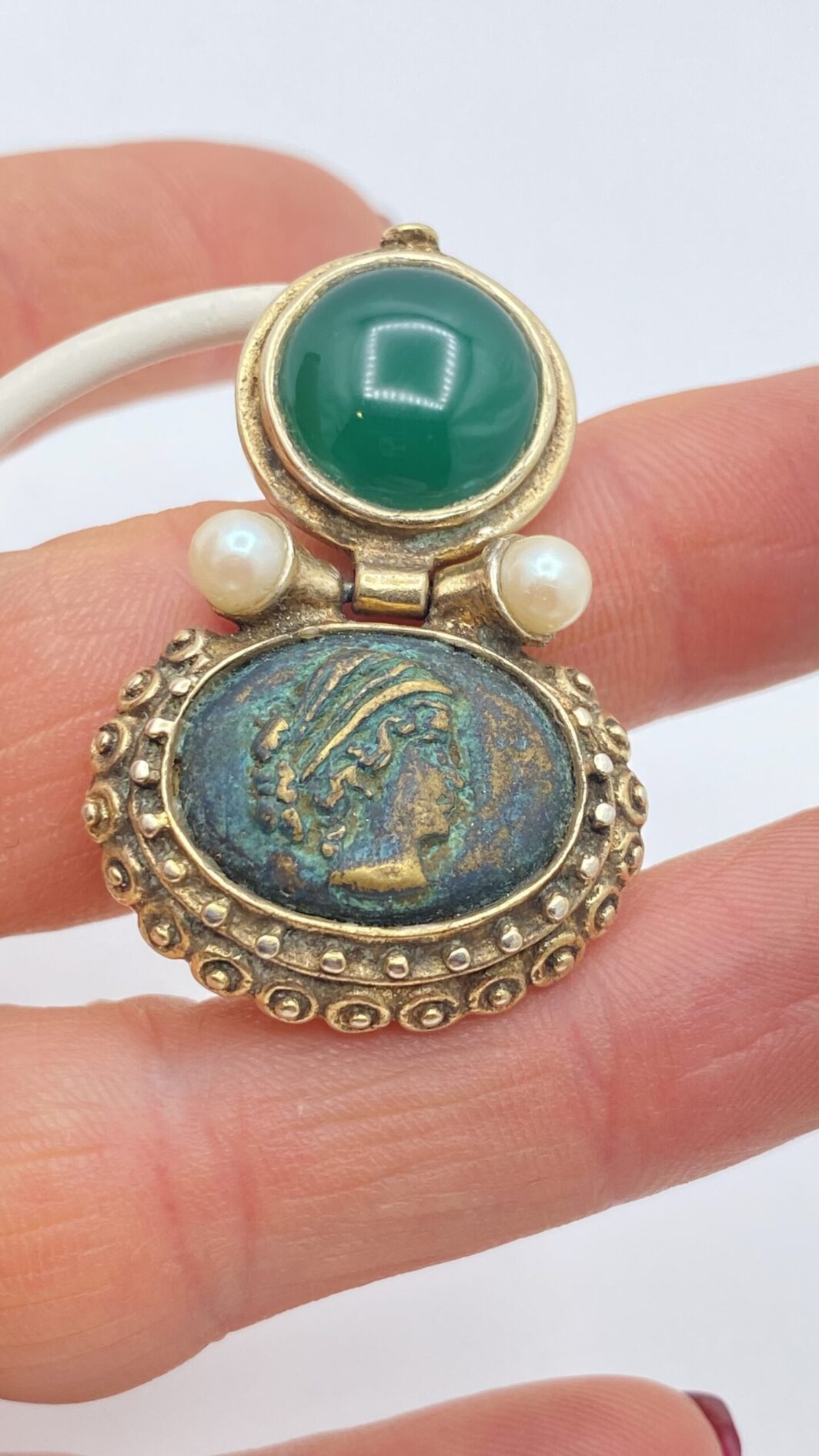 PAIO DI ORECCHINI IN METALLO GOLD TONE CON RIPRODUZIONI DI MONETE ROMANE, FIRMATI “LM”. BIGIOTTERIA ITALIANA ANNI ’80. - immagine 3