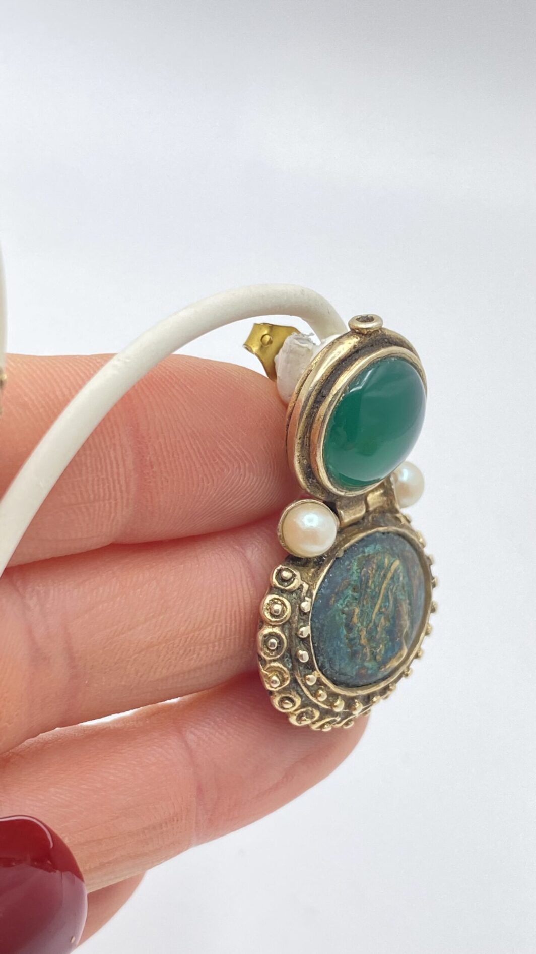 PAIO DI ORECCHINI IN METALLO GOLD TONE CON RIPRODUZIONI DI MONETE ROMANE, FIRMATI “LM”. BIGIOTTERIA ITALIANA ANNI ’80. - immagine 4