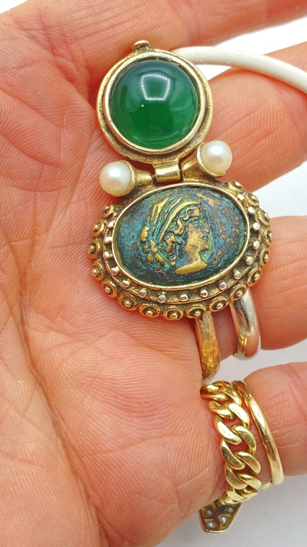 PAIO DI ORECCHINI IN METALLO GOLD TONE CON RIPRODUZIONI DI MONETE ROMANE, FIRMATI “LM”. BIGIOTTERIA ITALIANA ANNI ’80. - immagine 5