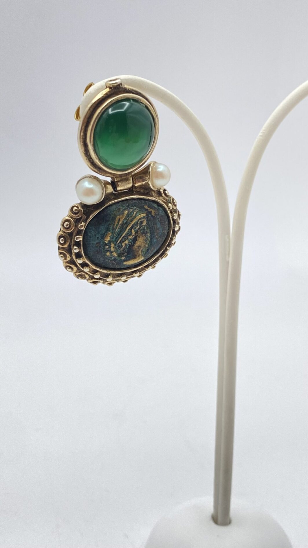 PAIO DI ORECCHINI IN METALLO GOLD TONE CON RIPRODUZIONI DI MONETE ROMANE, FIRMATI “LM”. BIGIOTTERIA ITALIANA ANNI ’80. - immagine 6
