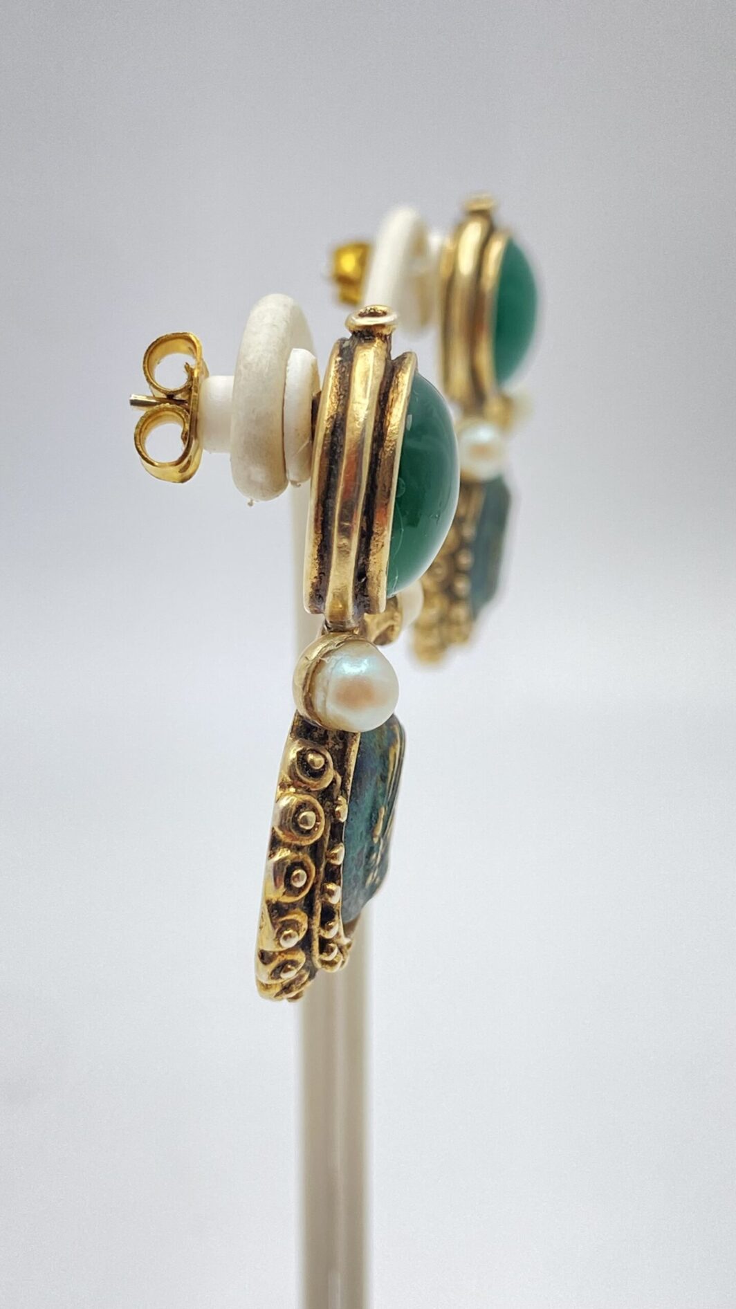 PAIO DI ORECCHINI IN METALLO GOLD TONE CON RIPRODUZIONI DI MONETE ROMANE, FIRMATI “LM”. BIGIOTTERIA ITALIANA ANNI ’80. - immagine 7