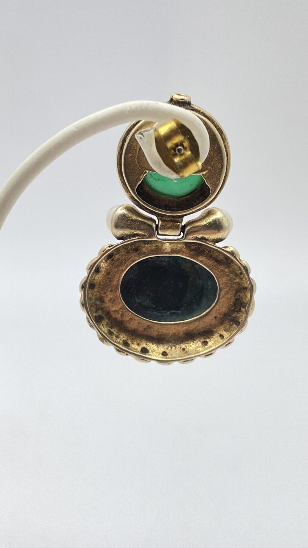 PAIO DI ORECCHINI IN METALLO GOLD TONE CON RIPRODUZIONI DI MONETE ROMANE, FIRMATI “LM”. BIGIOTTERIA ITALIANA ANNI ’80. - immagine 8