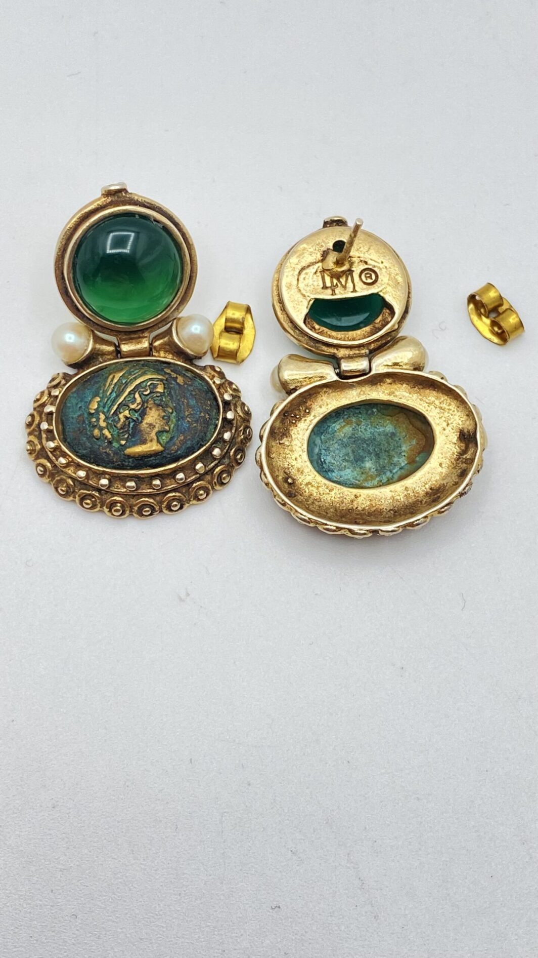 PAIO DI ORECCHINI IN METALLO GOLD TONE CON RIPRODUZIONI DI MONETE ROMANE, FIRMATI “LM”. BIGIOTTERIA ITALIANA ANNI ’80. - immagine 9