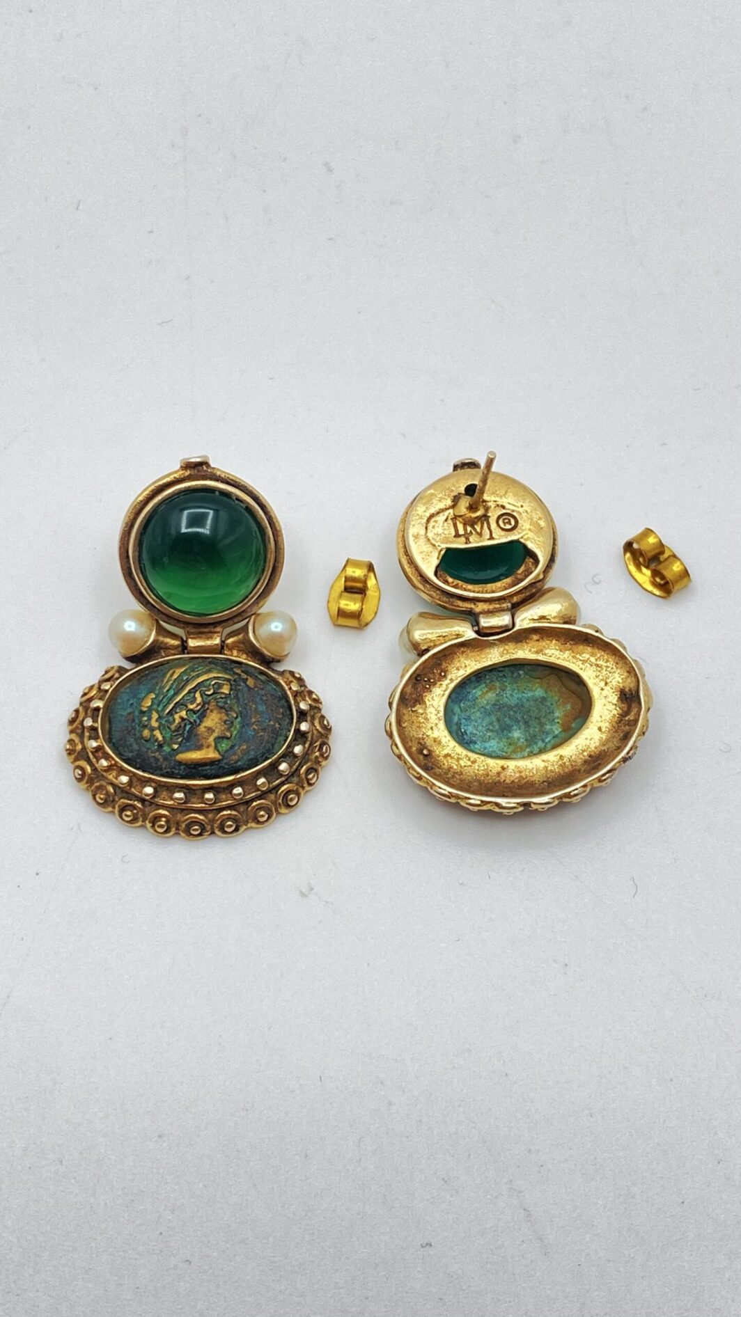 PAIO DI ORECCHINI IN METALLO GOLD TONE CON RIPRODUZIONI DI MONETE ROMANE, FIRMATI “LM”. BIGIOTTERIA ITALIANA ANNI ’80. - immagine 10