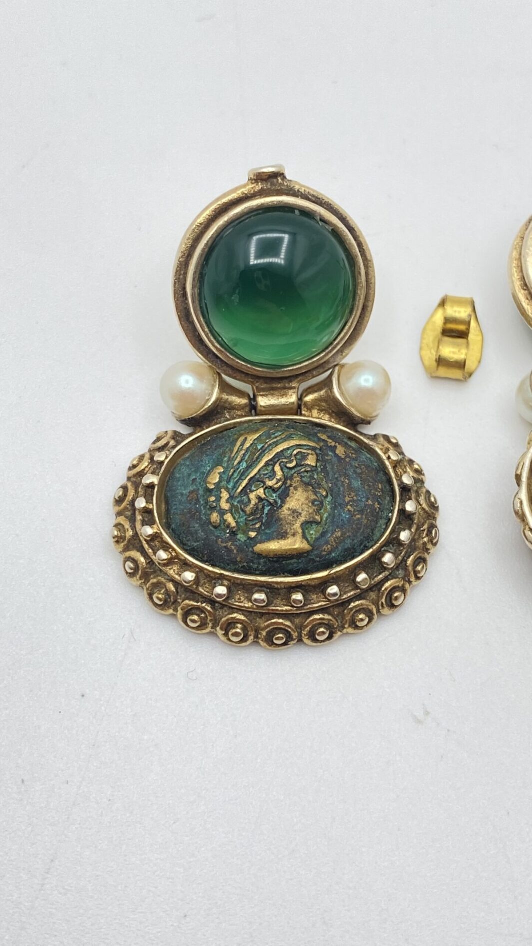 PAIO DI ORECCHINI IN METALLO GOLD TONE CON RIPRODUZIONI DI MONETE ROMANE, FIRMATI “LM”. BIGIOTTERIA ITALIANA ANNI ’80. - immagine 11