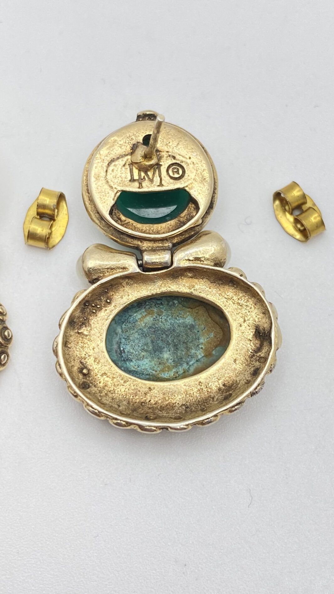 PAIO DI ORECCHINI IN METALLO GOLD TONE CON RIPRODUZIONI DI MONETE ROMANE, FIRMATI “LM”. BIGIOTTERIA ITALIANA ANNI ’80. - immagine 12
