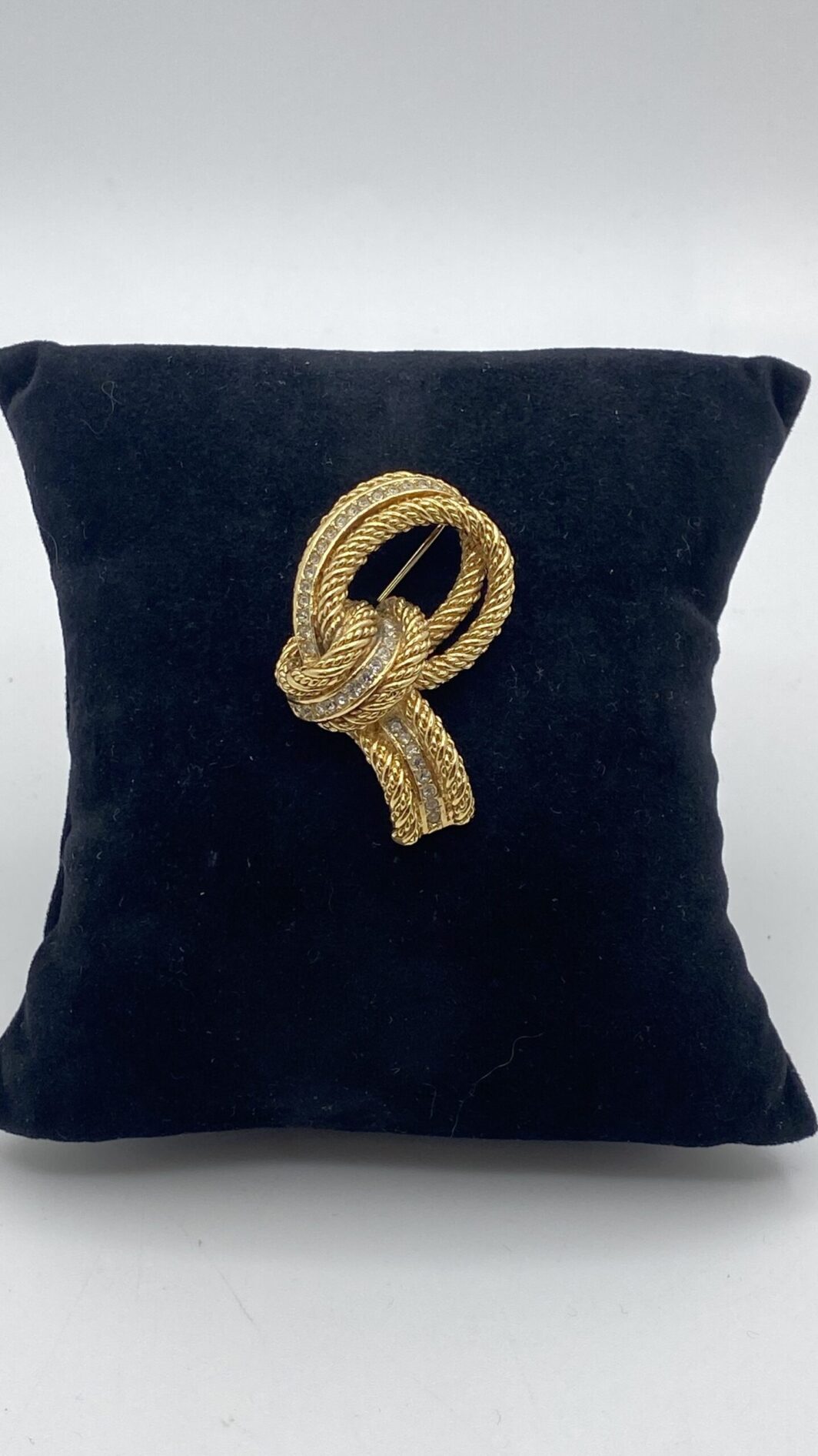 SPILLA VINTAGE “NODO TESTURIZZATO” DI CHRISTIAN DIOR: LUSSO E RAFFINATEZZA IN GOLDTONE E CRISTALLI DIAMOND LIKE - immagine 2