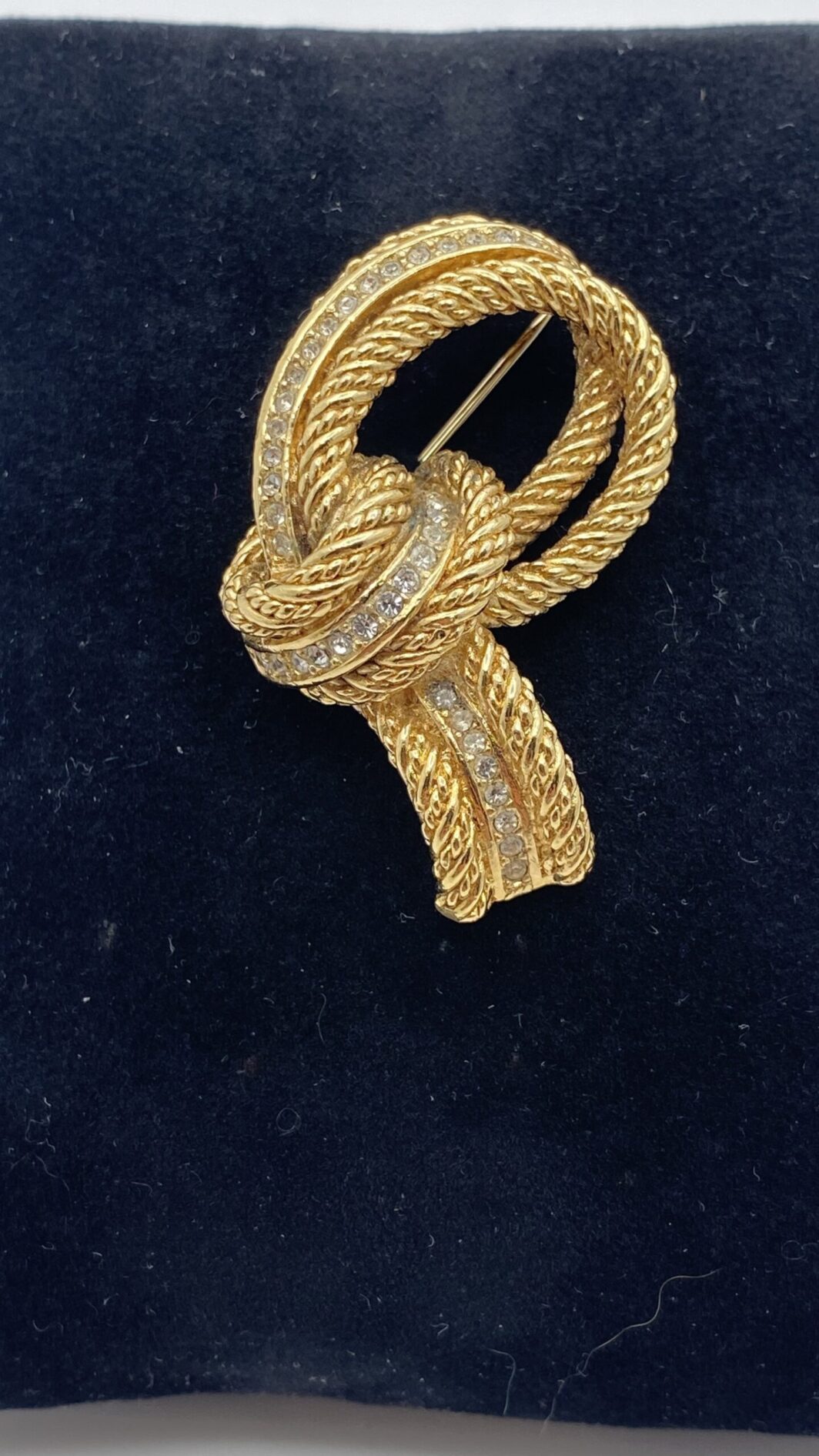SPILLA VINTAGE “NODO TESTURIZZATO” DI CHRISTIAN DIOR: LUSSO E RAFFINATEZZA IN GOLDTONE E CRISTALLI DIAMOND LIKE