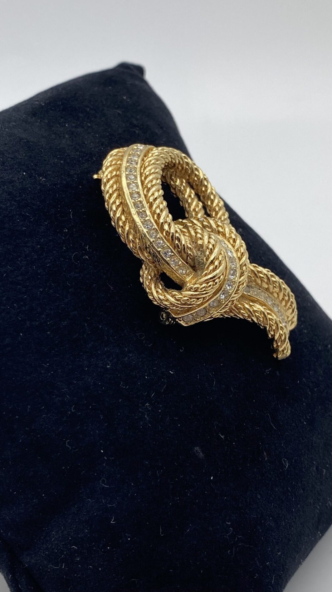 SPILLA VINTAGE “NODO TESTURIZZATO” DI CHRISTIAN DIOR: LUSSO E RAFFINATEZZA IN GOLDTONE E CRISTALLI DIAMOND LIKE - immagine 8