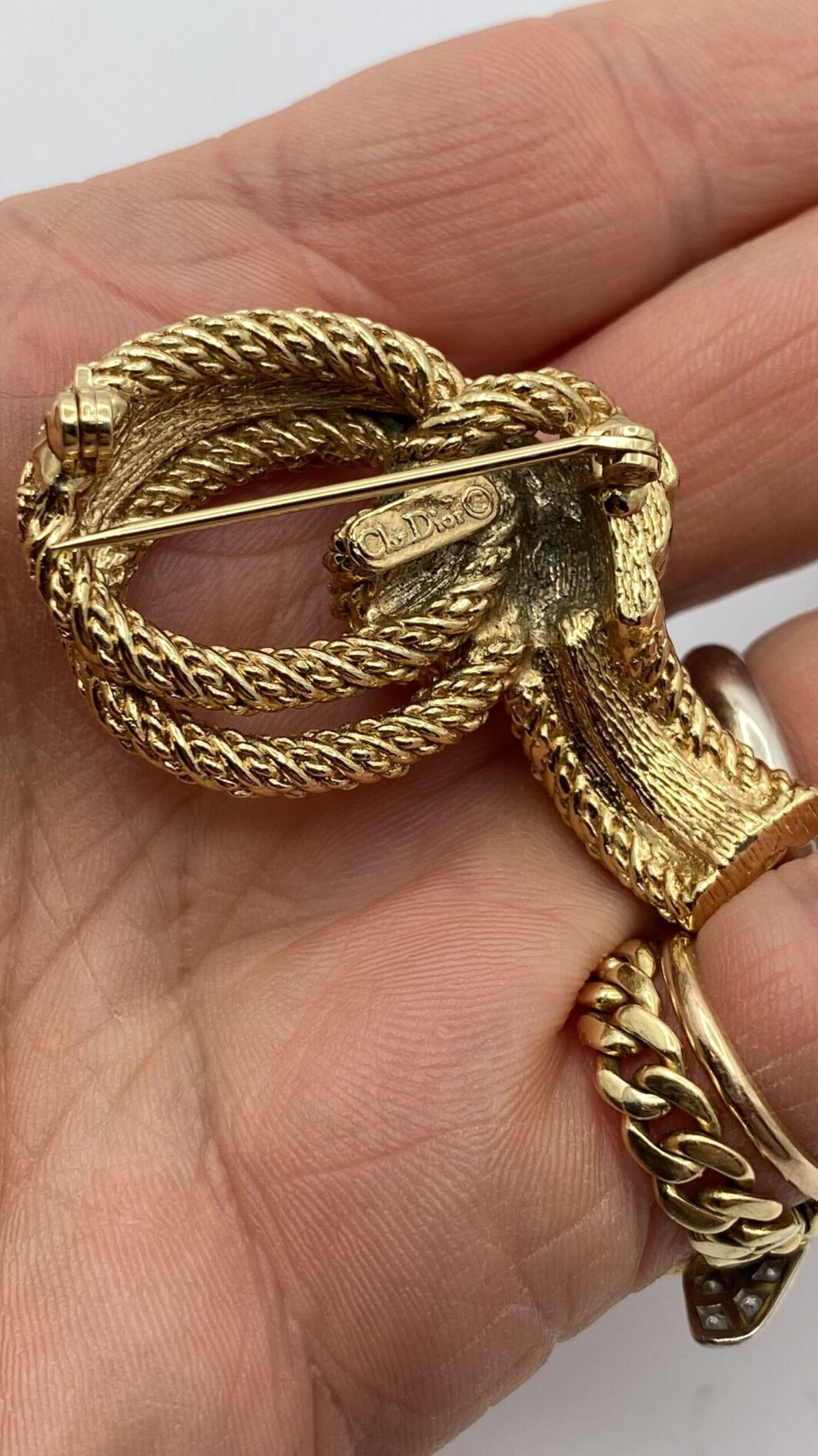 SPILLA VINTAGE “NODO TESTURIZZATO” DI CHRISTIAN DIOR: LUSSO E RAFFINATEZZA IN GOLDTONE E CRISTALLI DIAMOND LIKE - immagine 7