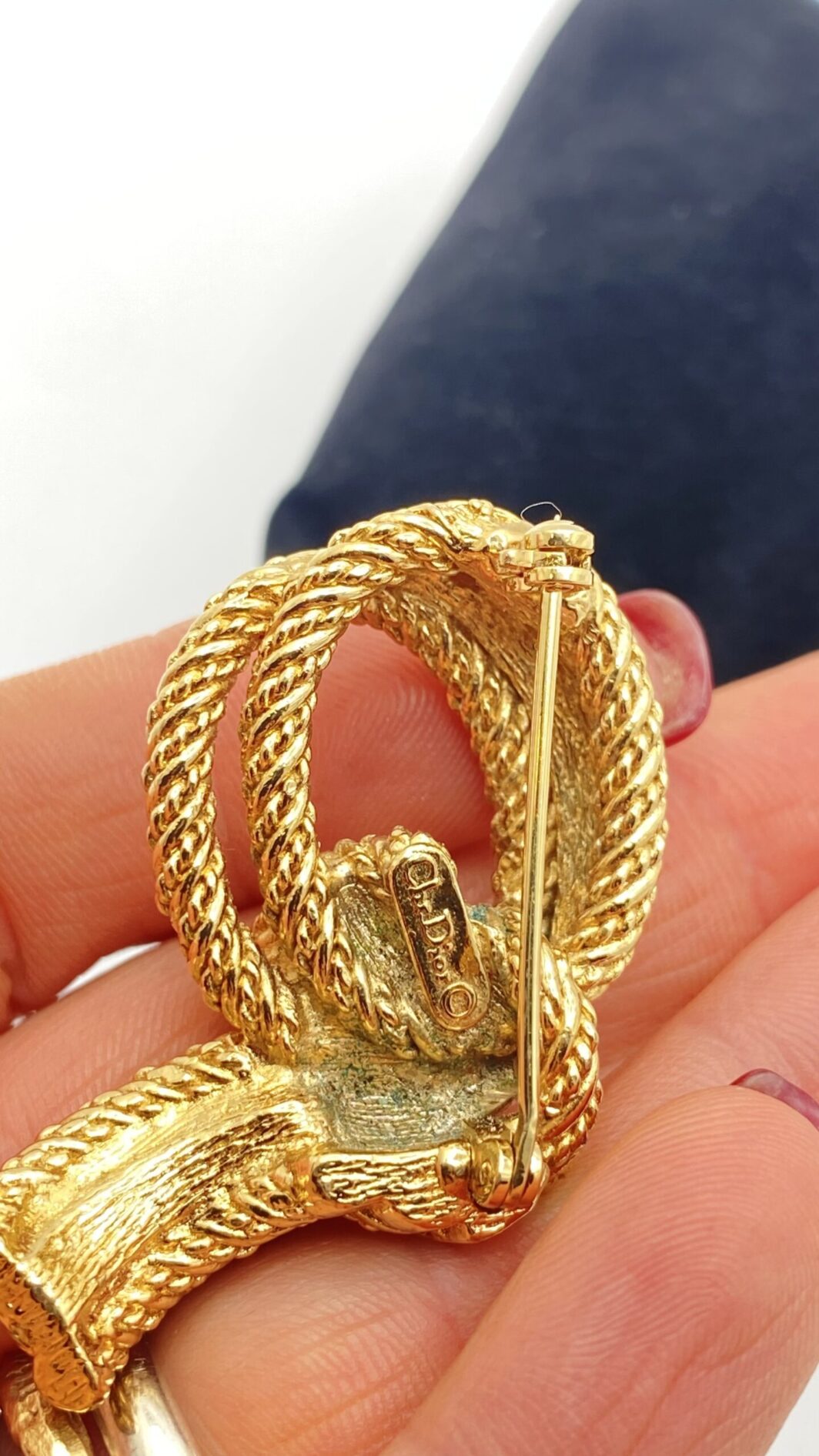 SPILLA VINTAGE “NODO TESTURIZZATO” DI CHRISTIAN DIOR: LUSSO E RAFFINATEZZA IN GOLDTONE E CRISTALLI DIAMOND LIKE - immagine 6