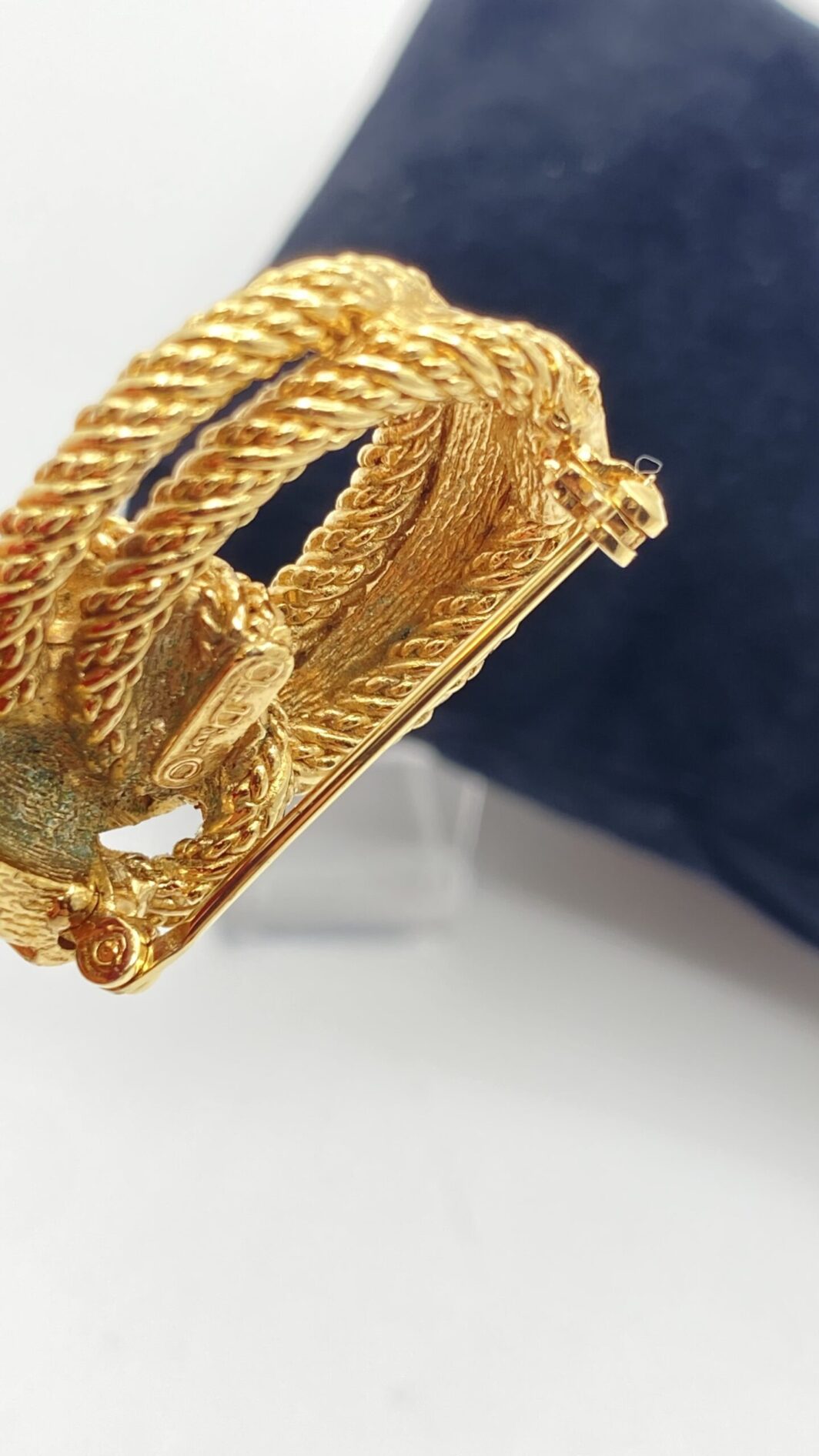 SPILLA VINTAGE “NODO TESTURIZZATO” DI CHRISTIAN DIOR: LUSSO E RAFFINATEZZA IN GOLDTONE E CRISTALLI DIAMOND LIKE - immagine 5