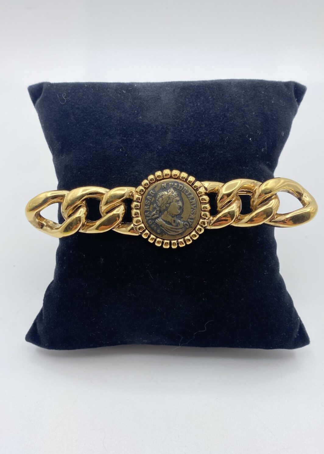 “VOGUE BIJOUX” BELLISSIMA SPILLA VINTAGE ANNI ‘80, IN METALLO GOLDTONE, NELLO STILE BULGARI, CON “MONETA ROMANA DELL’IMPERATORE ADRIANO”.